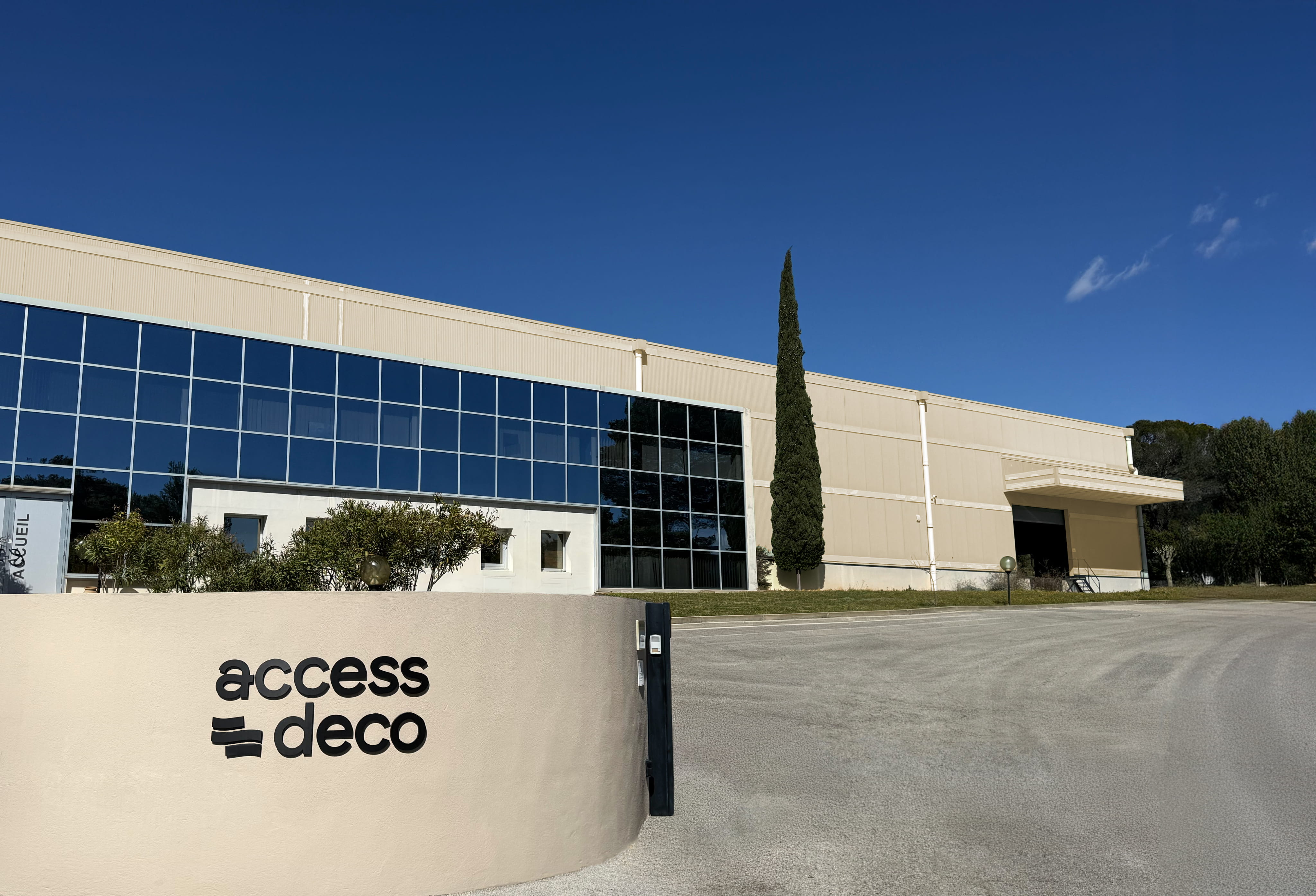 Access Déco est une entreprise de distribution dédiée aux professionnels, spécialisée dans le nappage, les films vitrostatiques, les adhésifs décoratifs et les accessoires.